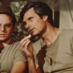 Hawkeye (Alan Alda) talking with Gary Burghoff