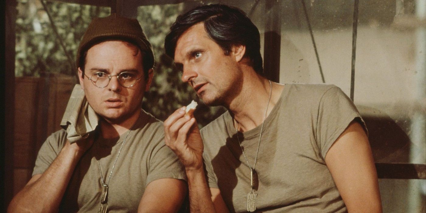 Hawkeye (Alan Alda) talking with Gary Burghoff