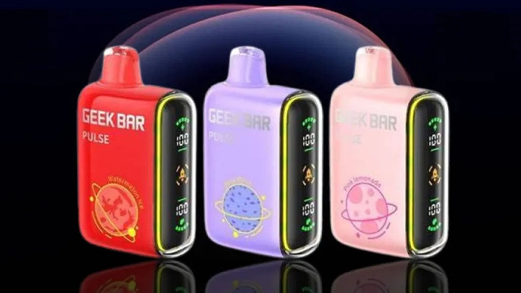 Close-up of a Geek Bar Pulse device showing the e-liquid level, highlighting the importance of monitoring the e-liquid to prevent a flashing red light